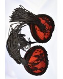 Paire de cache tétons adhésifs en forme de cœur avec dentelle noire et pompom Paire de cache tétons adhésifs en forme de cœur avec dentelle noire et pompom