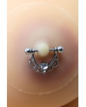 Paire de cache-tétons ornés d'un piercing barre en demi-anneau avec strass, pour peau claire. Paire de cache-tétons ornés d'un piercing barre en demi-anneau avec strass, pour peau claire.