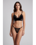 String noir en dentelle avec bijou cœur doré String noir en dentelle avec bijou cœur doré