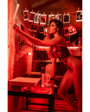 Body noir et rouge en résille transparente avec imprimé et décolleté plongeant - Mapalé