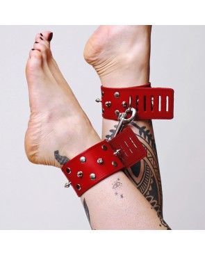 Chevillères en cuir avec pics et mousqueton rouge