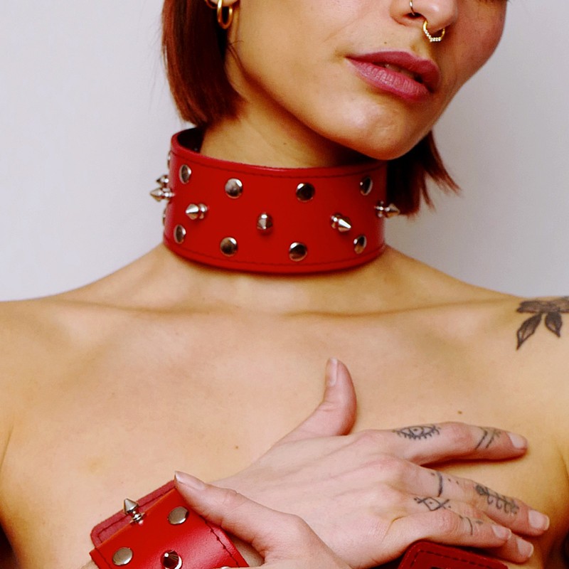 Collier en cuir avec pics Rouge Collier en cuir avec pics Rouge