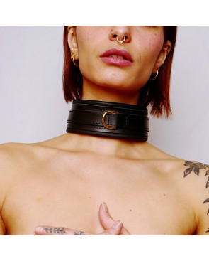 Collier en cuir molletonné et attaches Dorées