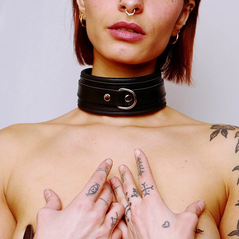 Collier en cuir molletonné et attaches argentées
