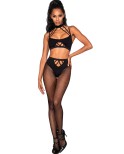 Ensemble de deux pièces avec brassière à lanières et collants. Ensemble de deux pièces avec brassière à lanières et collants.