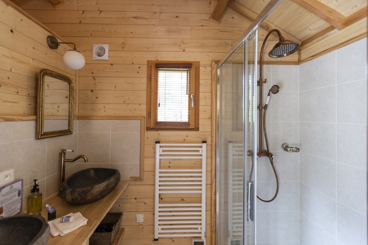 Photo Google Maps · Domaine des Écus d'Or : Love room avec spa Côte d'Or, Location insolite, Cabane, Week-end romantique, Bourgogne-Franche-Comté