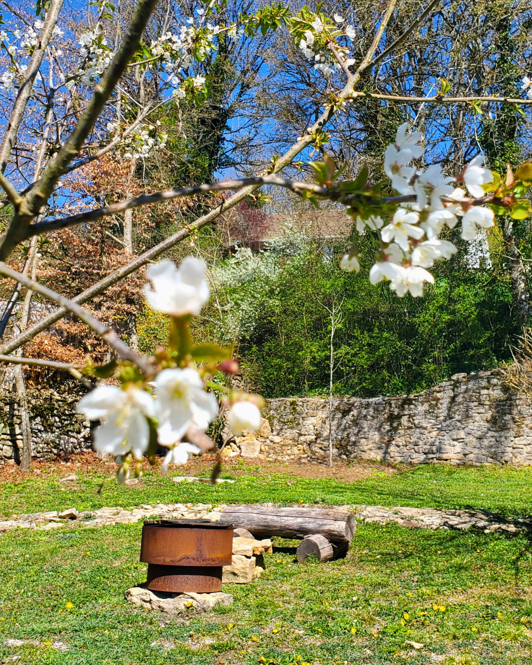Photo Google Maps · Domaine des Écus d'Or : Love room avec spa Côte d'Or, Location insolite, Cabane, Week-end romantique, Bourgogne-Franche-Comté