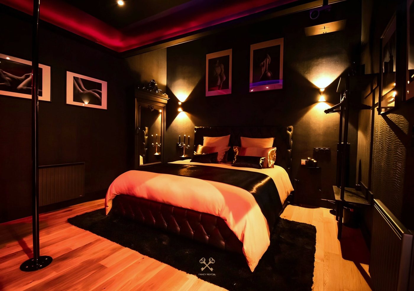 Velvet & Leather Loveroom