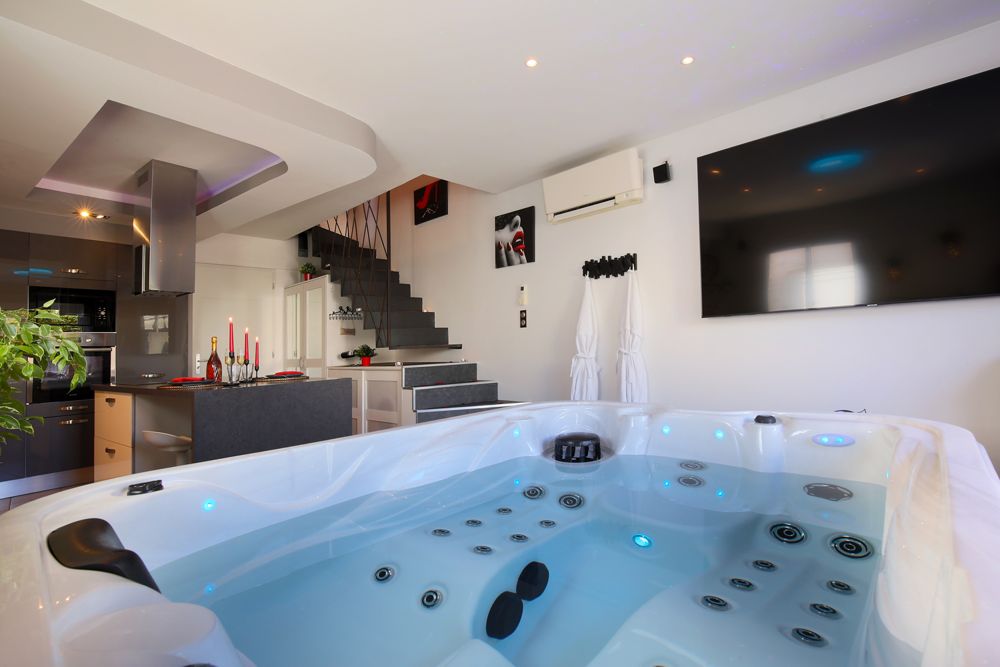 Photo Google Maps · ❤️LOVENIGHT: Votre suite Romantique et Love Room avec jacuzzi Privatif et sa pièce 50 nuances de Grey près de Toulouse