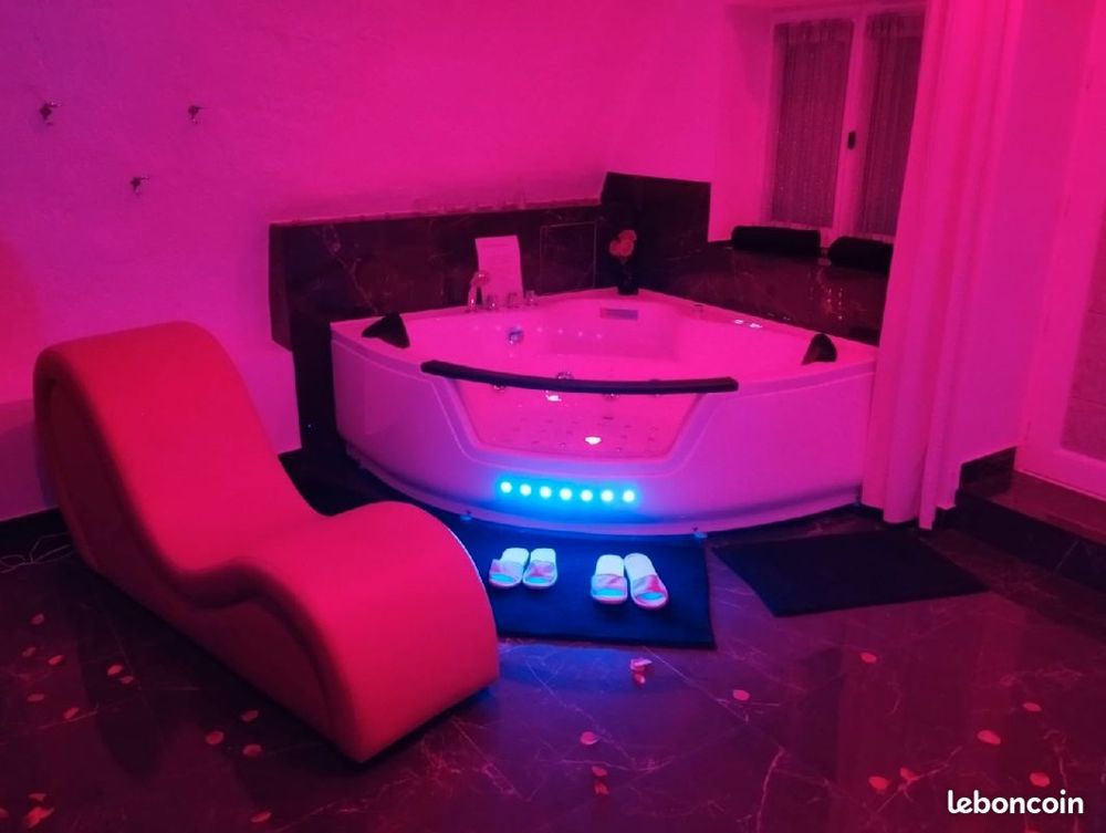 Photo Google Maps · La suite miroir, love room avec jacuzzi