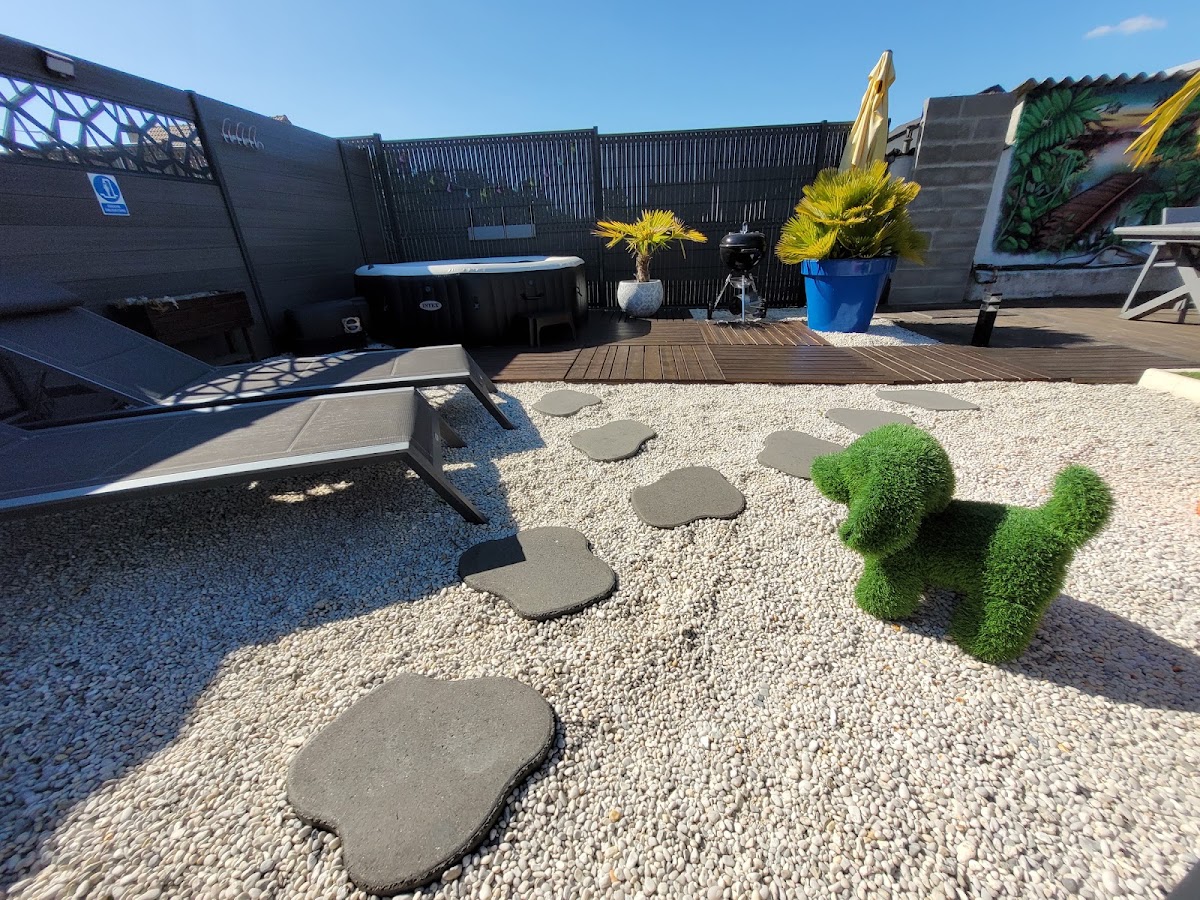 Chambre avec jacuzzi dans hangar insolite