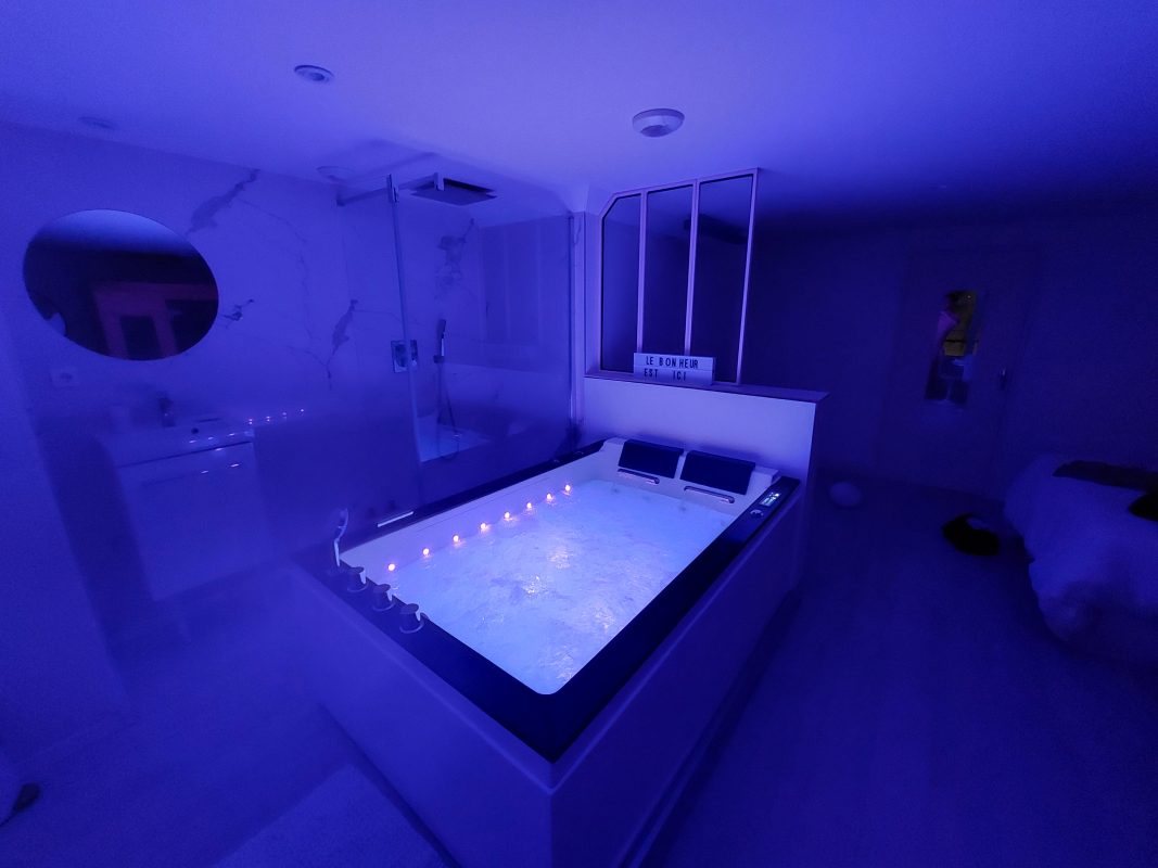 Les Délices Rooms (White / Gold)