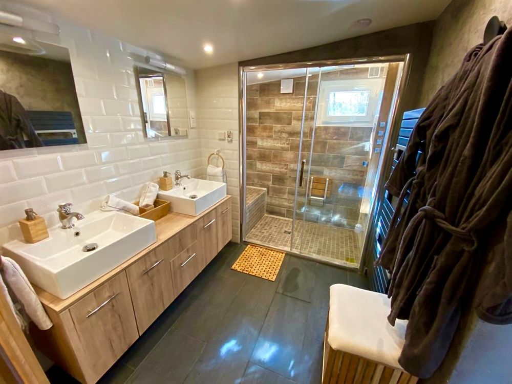 Photo Google Maps · SUITE PHANTASTICA chambre avec Jacuzzi privatif aux pennes mirabeau