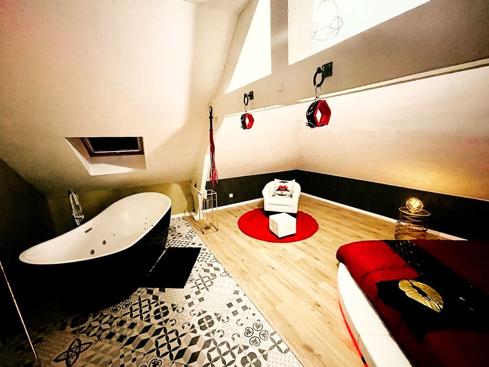 Photo Google Maps · Redroom loveroom Red Room love room Valenciennes Cambrai Spa Privatif Coupleambiance 50 nuances de grey : Suite de charme insolite & romantique Jacuzzi Week-end amoureux/couple Valenciennes nord