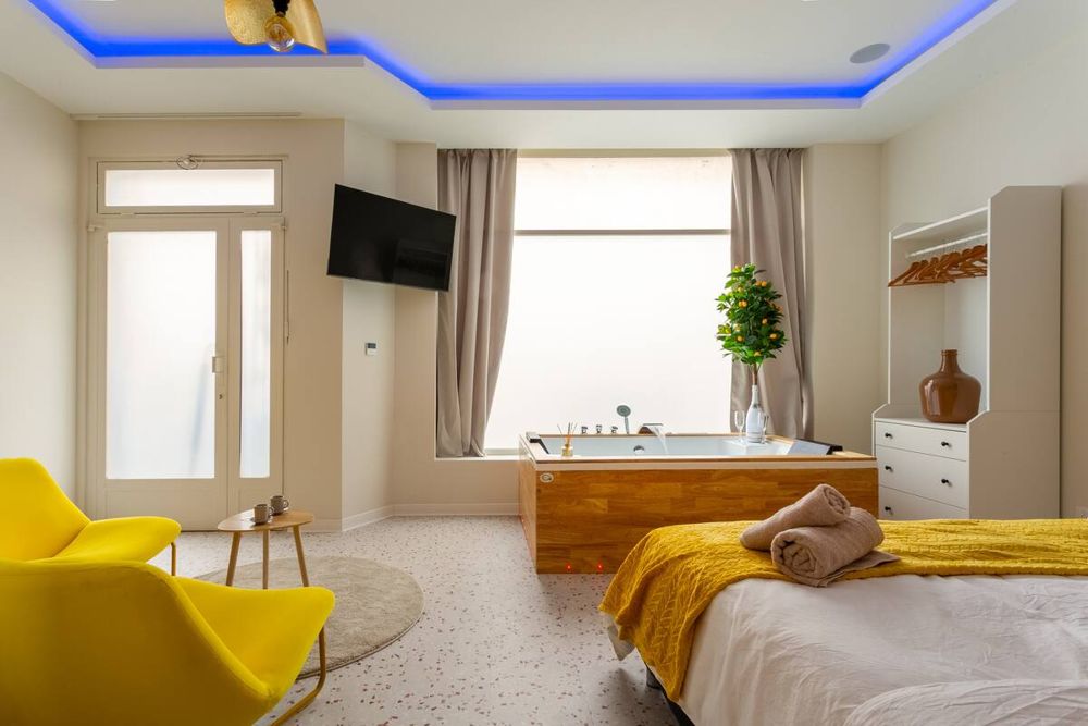 Yellow Love Room